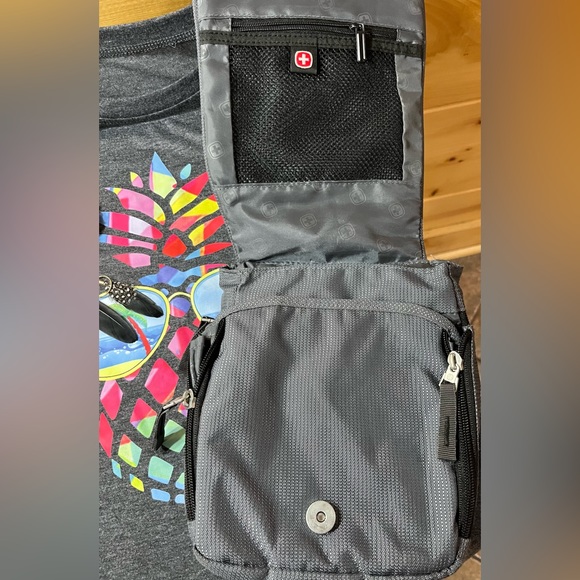 EUC Tank with feather earring/bracelet & Swissgear crossbody bundle - M - Picture 6 of 9